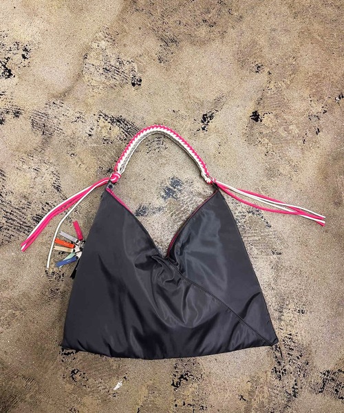 COMMON WARE(コモンウェアー)の「EM:cheek チーク neon handle TA shoulder ナイロンハンドルショルダー(トートバッグ・レディース・ブラック/キャメル/グレー・FREE)」の2枚目の写真