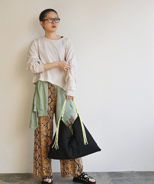 COMMON WARE(コモンウェアー)の「EM:cheek チーク neon handle TA shoulder ナイロンハンドルショルダー(トートバッグ・レディース・ブラック/キャメル/グレー・FREE)」の1枚目の写真