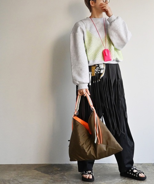 COMMON WARE(コモンウェアー)の「EM:cheek チーク neon handle TA shoulder ナイロンハンドルショルダー(トートバッグ・レディース・ブラック/キャメル/グレー・FREE)」の9枚目の写真