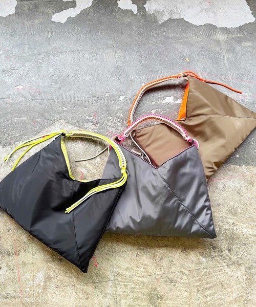 COMMON WARE(コモンウェアー)の「EM:cheek チーク neon handle TA shoulder ナイロンハンドルショルダー(トートバッグ・レディース・ブラック/キャメル/グレー・FREE)」の4枚目の写真