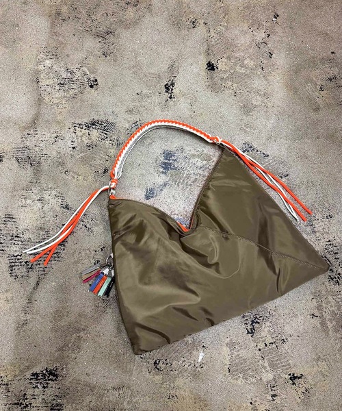 COMMON WARE(コモンウェアー)の「EM:cheek チーク neon handle TA shoulder ナイロンハンドルショルダー(トートバッグ・レディース・ブラック/キャメル/グレー・FREE)」の10枚目の写真