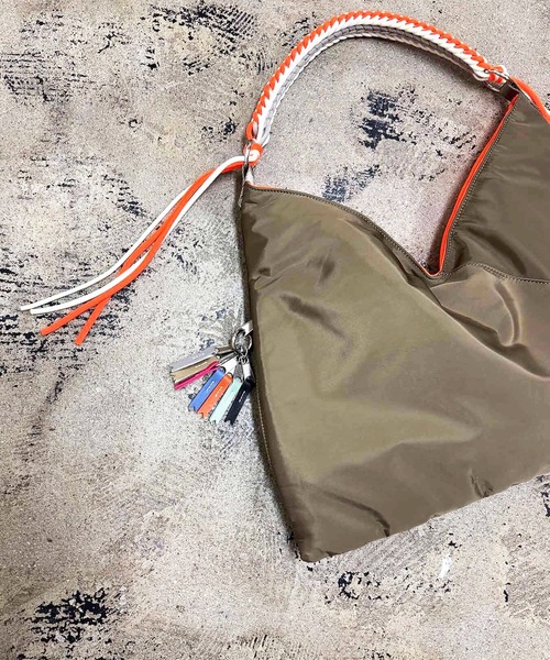 COMMON WARE(コモンウェアー)の「EM:cheek チーク neon handle TA shoulder ナイロンハンドルショルダー(トートバッグ・レディース・ブラック/キャメル/グレー・FREE)」の11枚目の写真