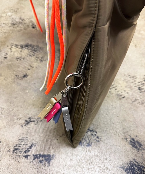COMMON WARE(コモンウェアー)の「EM:cheek チーク neon handle TA shoulder ナイロンハンドルショルダー(トートバッグ・レディース・ブラック/キャメル/グレー・FREE)」の14枚目の写真