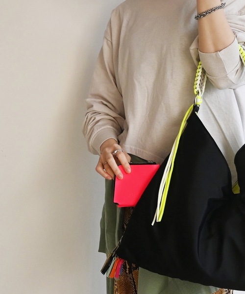 COMMON WARE(コモンウェアー)の「EM:cheek チーク neon handle TA shoulder ナイロンハンドルショルダー(トートバッグ・レディース・ブラック/キャメル/グレー・FREE)」の16枚目の写真