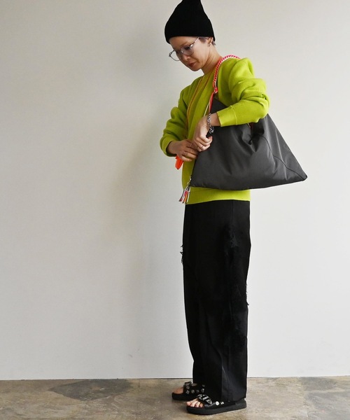 COMMON WARE(コモンウェアー)の「EM:cheek チーク neon handle TA shoulder ナイロンハンドルショルダー(トートバッグ・レディース・ブラック/キャメル/グレー・FREE)」の5枚目の写真