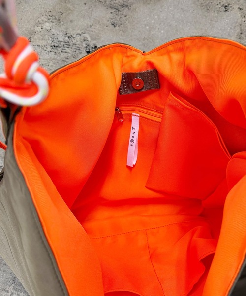 COMMON WARE(コモンウェアー)の「EM:cheek チーク neon handle TA shoulder ナイロンハンドルショルダー(トートバッグ・レディース・ブラック/キャメル/グレー・FREE)」の13枚目の写真