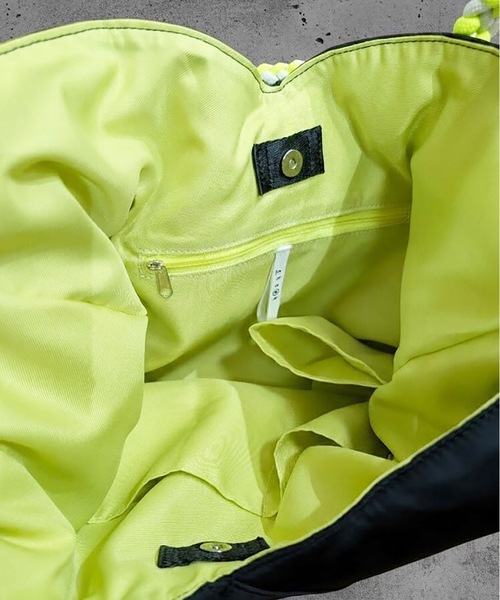 COMMON WARE(コモンウェアー)の「EM:cheek チーク neon handle TA shoulder ナイロンハンドルショルダー(トートバッグ・レディース・ブラック/キャメル/グレー・FREE)」の17枚目の写真
