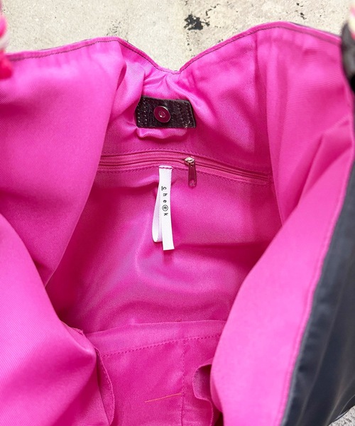 COMMON WARE(コモンウェアー)の「EM:cheek チーク neon handle TA shoulder ナイロンハンドルショルダー(トートバッグ・レディース・ブラック/キャメル/グレー・FREE)」の7枚目の写真