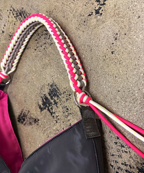 COMMON WARE(コモンウェアー)の「EM:cheek チーク neon handle TA shoulder ナイロンハンドルショルダー(トートバッグ・レディース・ブラック/キャメル/グレー・FREE)」の6枚目の写真