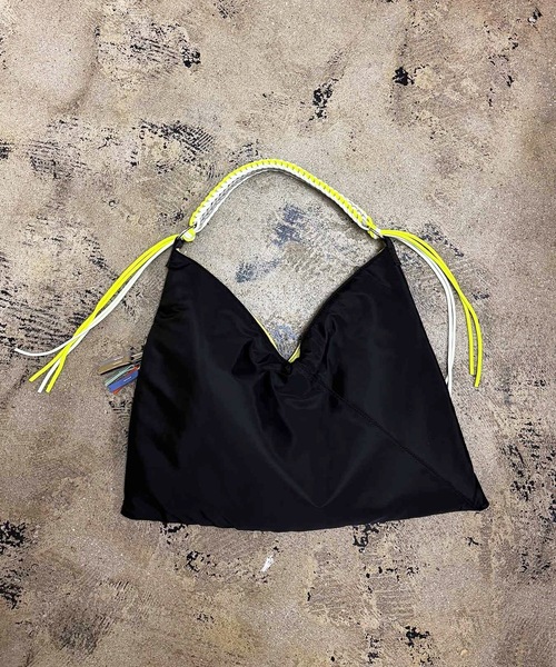 COMMON WARE(コモンウェアー)の「EM:cheek チーク neon handle TA shoulder ナイロンハンドルショルダー(トートバッグ・レディース・ブラック/キャメル/グレー・FREE)」の19枚目の写真