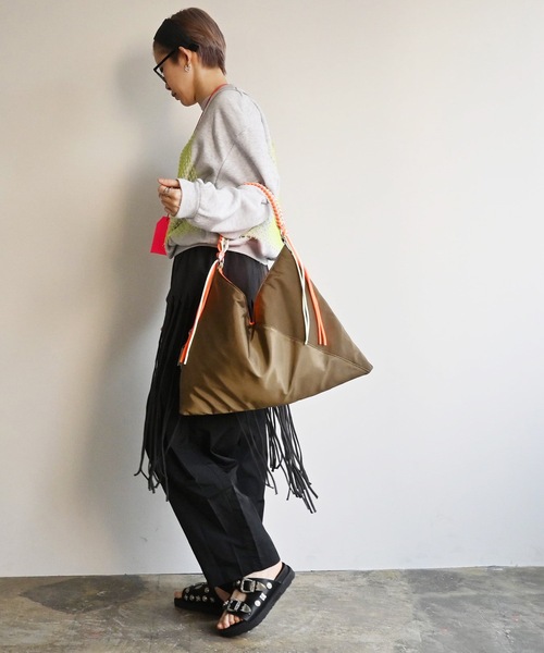 COMMON WARE(コモンウェアー)の「EM:cheek チーク neon handle TA shoulder ナイロンハンドルショルダー(トートバッグ・レディース・ブラック/キャメル/グレー・FREE)」の8枚目の写真