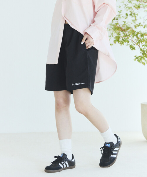 Firsthand（ファーストハンド）の「MA Firsthand/マ ファーストハンド ベーシック ロゴ ナイロン バギーショーツ / BASIC LOGO SHORTS（その他パンツ・レディース・チャコールグレー/ブラック・MEDIUM/SMALL/LARGE）」の2枚目の写真