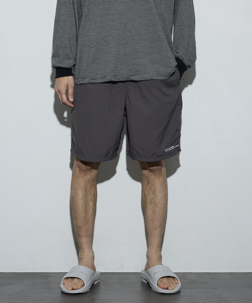 Firsthand（ファーストハンド）の「MA Firsthand/マ ファーストハンド ベーシック ロゴ ナイロン バギーショーツ / BASIC LOGO SHORTS（その他パンツ・レディース・チャコールグレー/ブラック・MEDIUM/SMALL/LARGE）」の3枚目の写真