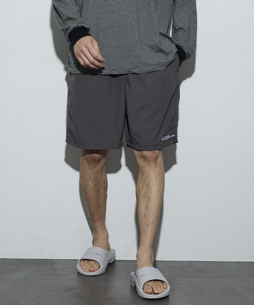 Firsthand（ファーストハンド）の「MA Firsthand/マ ファーストハンド ベーシック ロゴ ナイロン バギーショーツ / BASIC LOGO SHORTS（その他パンツ・レディース・チャコールグレー/ブラック・MEDIUM/SMALL/LARGE）」の4枚目の写真