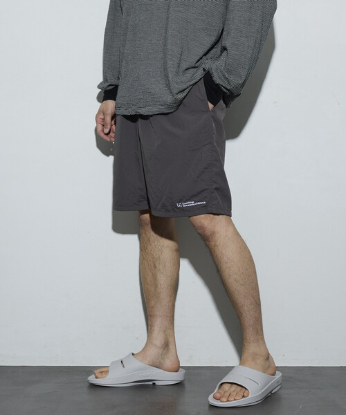 Firsthand（ファーストハンド）の「MA Firsthand/マ ファーストハンド ベーシック ロゴ ナイロン バギーショーツ / BASIC LOGO SHORTS（その他パンツ・レディース・チャコールグレー/ブラック・MEDIUM/SMALL/LARGE）」の5枚目の写真