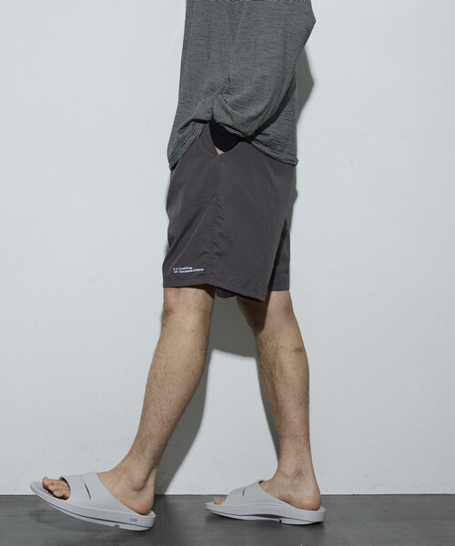 Firsthand（ファーストハンド）の「MA Firsthand/マ ファーストハンド ベーシック ロゴ ナイロン バギーショーツ / BASIC LOGO SHORTS（その他パンツ・レディース・チャコールグレー/ブラック・MEDIUM/SMALL/LARGE）」の7枚目の写真
