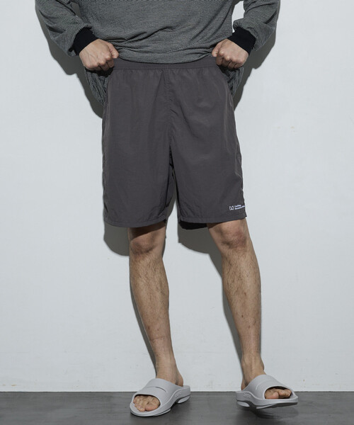 Firsthand（ファーストハンド）の「MA Firsthand/マ ファーストハンド ベーシック ロゴ ナイロン バギーショーツ / BASIC LOGO SHORTS（その他パンツ・レディース・チャコールグレー/ブラック・MEDIUM/SMALL/LARGE）」の9枚目の写真