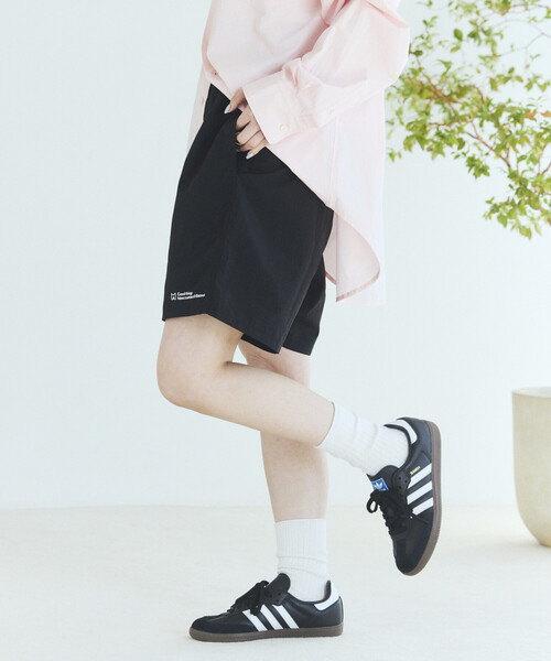 Firsthand（ファーストハンド）の「MA Firsthand/マ ファーストハンド ベーシック ロゴ ナイロン バギーショーツ / BASIC LOGO SHORTS（その他パンツ・レディース・チャコールグレー/ブラック・MEDIUM/SMALL/LARGE）」の3枚目の写真