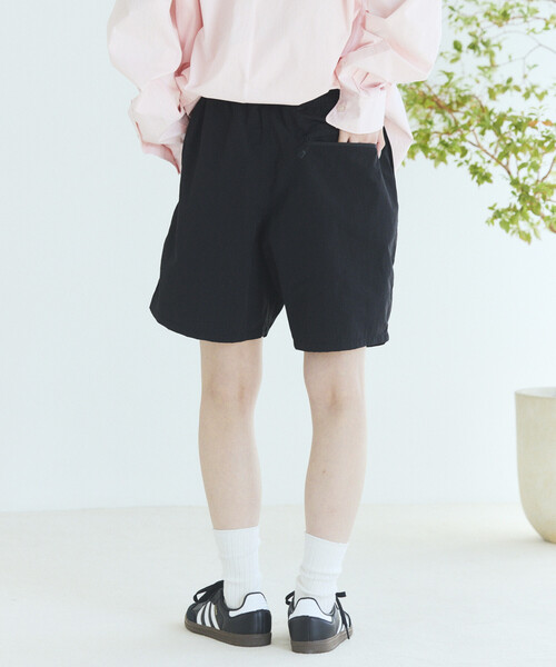 Firsthand（ファーストハンド）の「MA Firsthand/マ ファーストハンド ベーシック ロゴ ナイロン バギーショーツ / BASIC LOGO SHORTS（その他パンツ・レディース・チャコールグレー/ブラック・MEDIUM/SMALL/LARGE）」の4枚目の写真