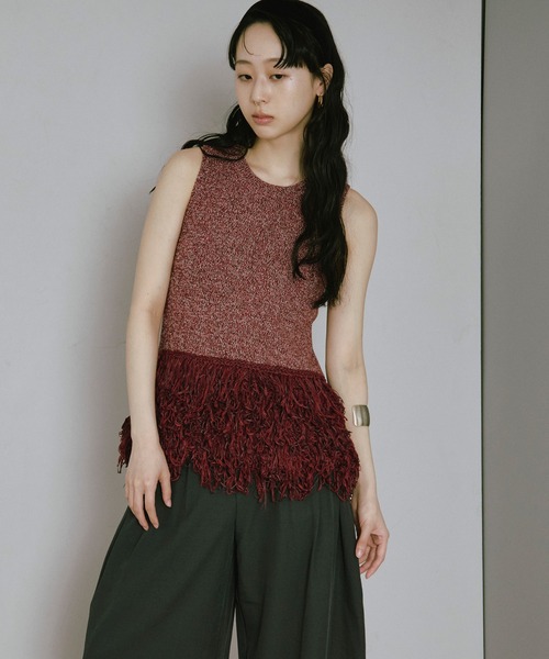 Ezick（エジック）の「Fringe ｍix knit/ノースリーブヘムフリンジニット（ベスト・レディース・レッド/ブラック・FREE）」の2枚目の写真