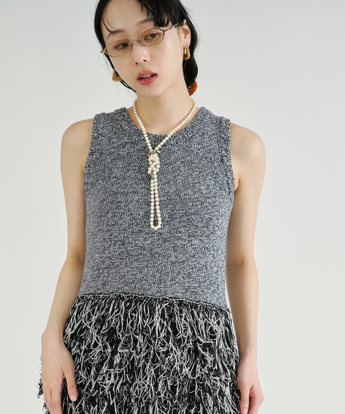 Ezick（エジック）の「Fringe ｍix knit/ノースリーブヘムフリンジニット（ベスト・レディース・レッド/ブラック・FREE）」の4枚目の写真