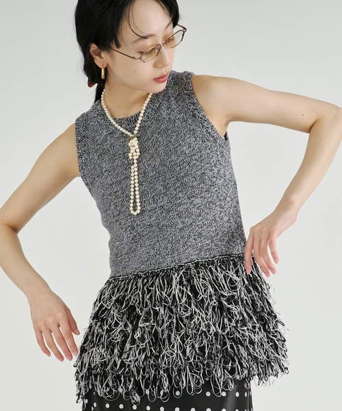 Ezick（エジック）の「Fringe ｍix knit/ノースリーブヘムフリンジニット（ベスト・レディース・レッド/ブラック・FREE）」の5枚目の写真