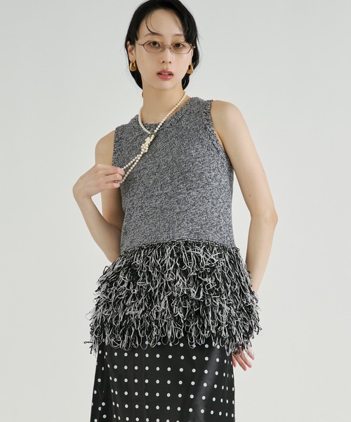 Ezick（エジック）の「Fringe ｍix knit/ノースリーブヘムフリンジニット（ベスト・レディース・レッド/ブラック・FREE）」の6枚目の写真