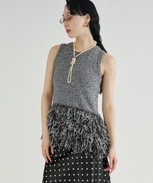 Ezick（エジック）の「Fringe ｍix knit/ノースリーブヘムフリンジニット（ベスト・レディース・レッド/ブラック・FREE）」の7枚目の写真