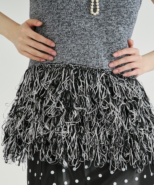Ezick（エジック）の「Fringe ｍix knit/ノースリーブヘムフリンジニット（ベスト・レディース・レッド/ブラック・FREE）」の3枚目の写真