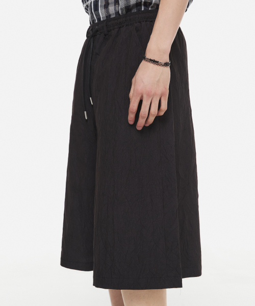 DNSR(ディーエヌエスアール)の「クリーズバミューダパンツブラック(その他パンツ・メンズ・その他・MEDIUM/LARGE/SMALL)」の2枚目の写真