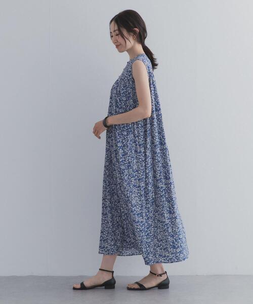 URBAN RESEARCH DOORS(アーバンリサーチドアーズ)の「フラワープリントノースリーブワンピース(ワンピース・レディース・ブルー/ブラック・FREE)」の8枚目の写真