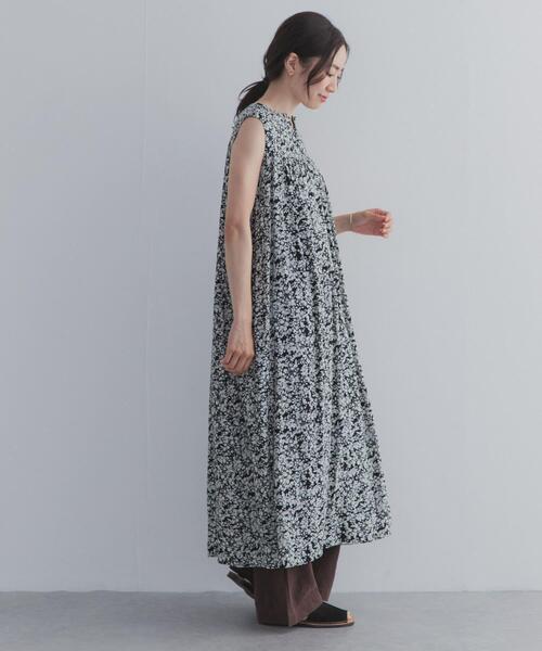 URBAN RESEARCH DOORS(アーバンリサーチドアーズ)の「フラワープリントノースリーブワンピース(ワンピース・レディース・ブルー/ブラック・FREE)」の20枚目の写真