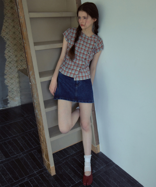 OURNOSTALGIA（アワー ノスタルジア）の「Asymmetrical Check Half Shirt_Dark Red(OB6BL09)（シャツ/ブラウス・レディース・レッド・SMALL/MEDIUM）」の2枚目の写真