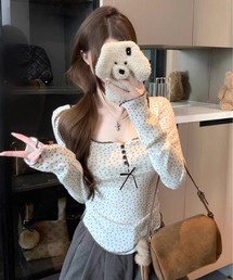 小花柄のトップス