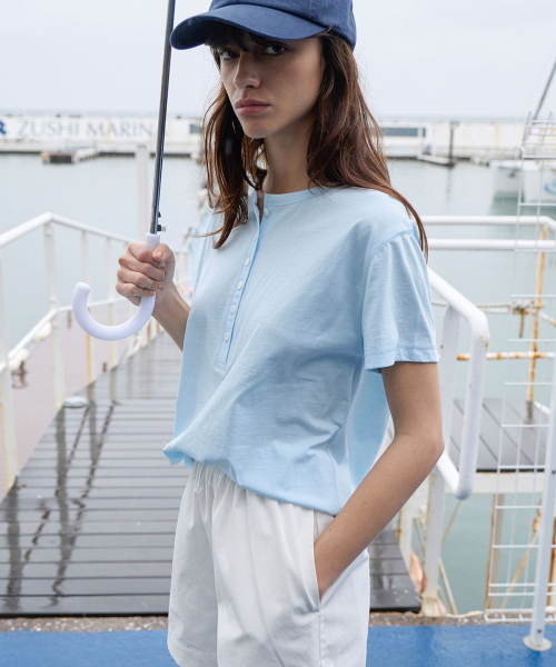 LEVAR(レバー)の「Henley Neck Cotton T-shirt - Bliss Skyblue(Tシャツ/カットソー・レディース・その他・FREE)」の2枚目の写真