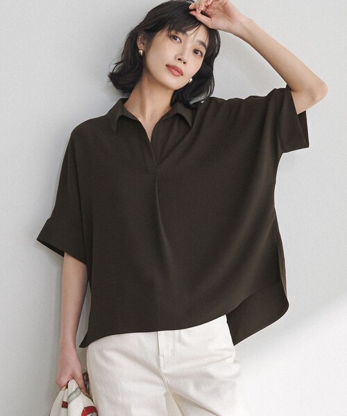 23区（ニジュウサンク）の「ストレッチジョーゼット スキッパーネック ブラウス（シャツ/ブラウス・レディース・ネイビー系/ベージュ系/ダークブラウン系・38）」の2枚目の写真
