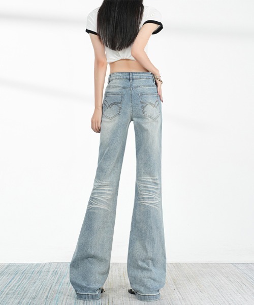 AMAJI(アマジ)の「ヒゲ加工 フレアデニムパンツ(デニムパンツ・レディース・ライトブルー・SMALL/MEDIUM/LARGE/X-LARGE)」の4枚目の写真