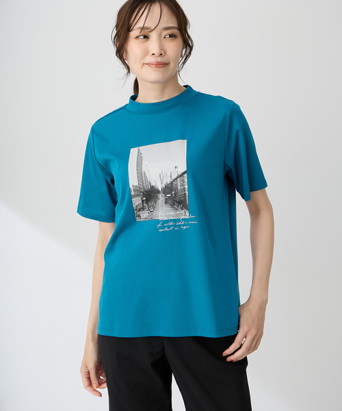 A/C DESIGN BY ALPHA CUBIC(エーシーデザインバイアルファキュービック)の「【ALCOLLAGEプリント】フォトプリントモックネックTシャツ【すごツヤ・UVカット・接触冷感】(Tシャツ/カットソー・レディース・ブラック/オフホワイト/グリーン・M/L/LL/3L)」の3枚目の写真