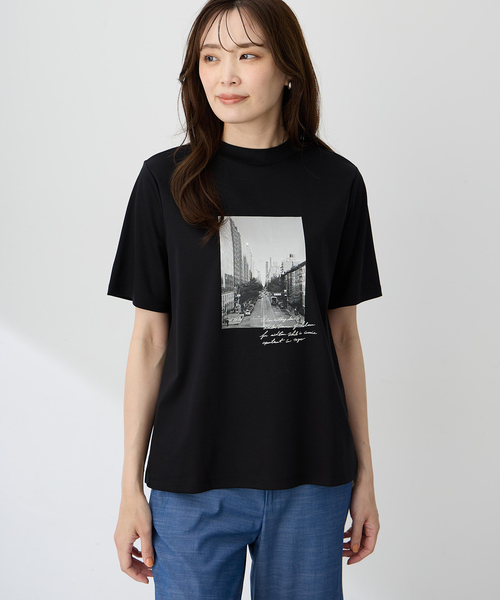 A/C DESIGN BY ALPHA CUBIC(エーシーデザインバイアルファキュービック)の「【ALCOLLAGEプリント】フォトプリントモックネックTシャツ【すごツヤ・UVカット・接触冷感】(Tシャツ/カットソー・レディース・ブラック/オフホワイト/グリーン・M/L/LL/3L)」の1枚目の写真