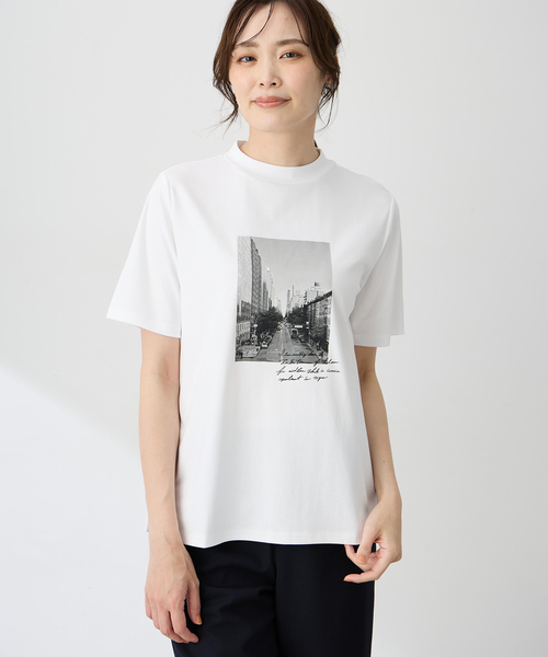 A/C DESIGN BY ALPHA CUBIC(エーシーデザインバイアルファキュービック)の「【ALCOLLAGEプリント】フォトプリントモックネックTシャツ【すごツヤ・UVカット・接触冷感】(Tシャツ/カットソー・レディース・ブラック/オフホワイト/グリーン・M/L/LL/3L)」の4枚目の写真