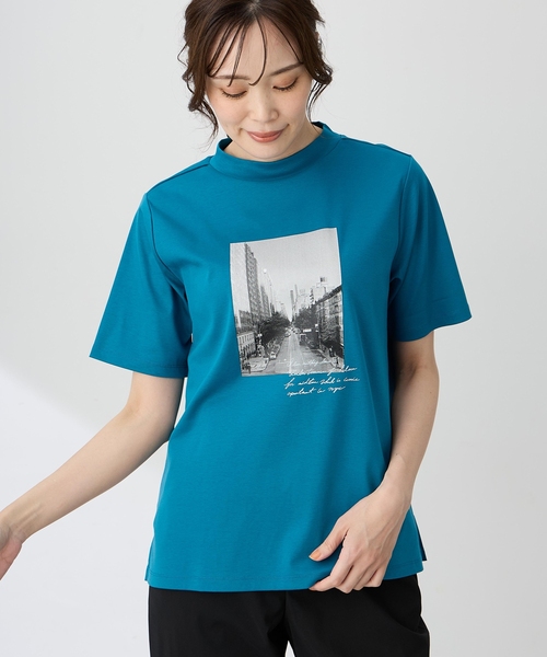 A/C DESIGN BY ALPHA CUBIC(エーシーデザインバイアルファキュービック)の「【ALCOLLAGEプリント】フォトプリントモックネックTシャツ【すごツヤ・UVカット・接触冷感】(Tシャツ/カットソー・レディース・ブラック/オフホワイト/グリーン・M/L/LL/3L)」の7枚目の写真