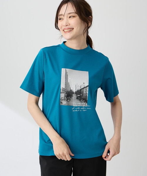 A/C DESIGN BY ALPHA CUBIC(エーシーデザインバイアルファキュービック)の「【ALCOLLAGEプリント】フォトプリントモックネックTシャツ【すごツヤ・UVカット・接触冷感】(Tシャツ/カットソー・レディース・ブラック/オフホワイト/グリーン・M/L/LL/3L)」の8枚目の写真