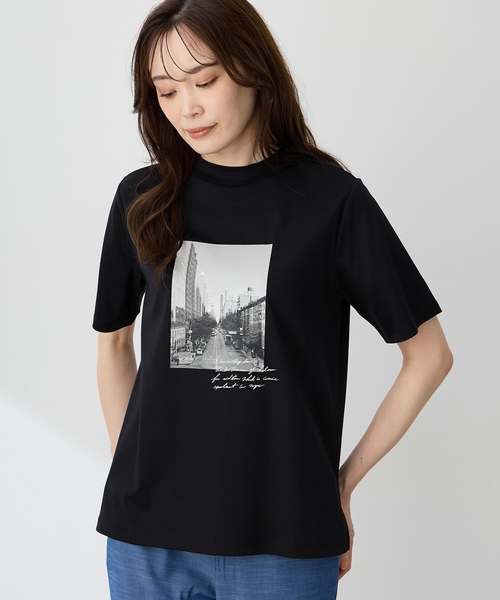 A/C DESIGN BY ALPHA CUBIC(エーシーデザインバイアルファキュービック)の「【ALCOLLAGEプリント】フォトプリントモックネックTシャツ【すごツヤ・UVカット・接触冷感】(Tシャツ/カットソー・レディース・ブラック/オフホワイト/グリーン・M/L/LL/3L)」の9枚目の写真