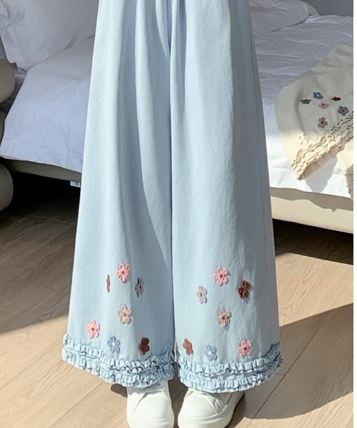 LUCPY（ラクピー）の「フラワー刺繍レースワイドパンツ（その他パンツ・レディース・ホワイト/ブルー・X-LARGE/LARGE/MEDIUM/SMALL）」の5枚目の写真