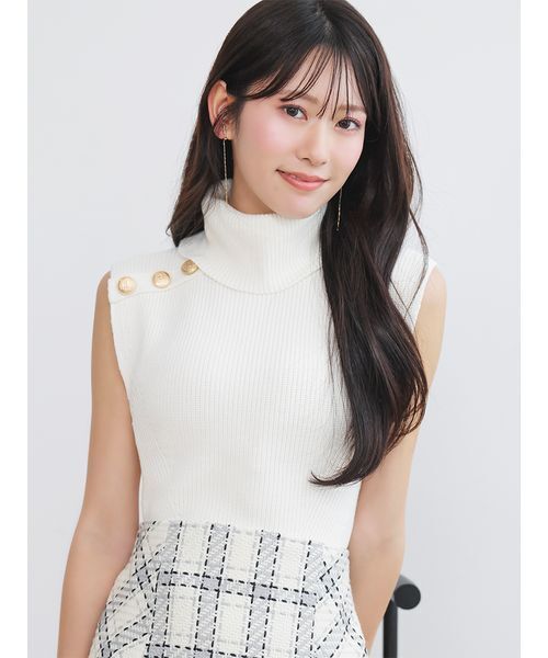 SNIDEL(スナイデル)の「金ボタン付きノースリプルオーバー(ニット/セーター・レディース・ライトグレー/バーガンディー/アイボリー/ブラック・F)」の2枚目の写真