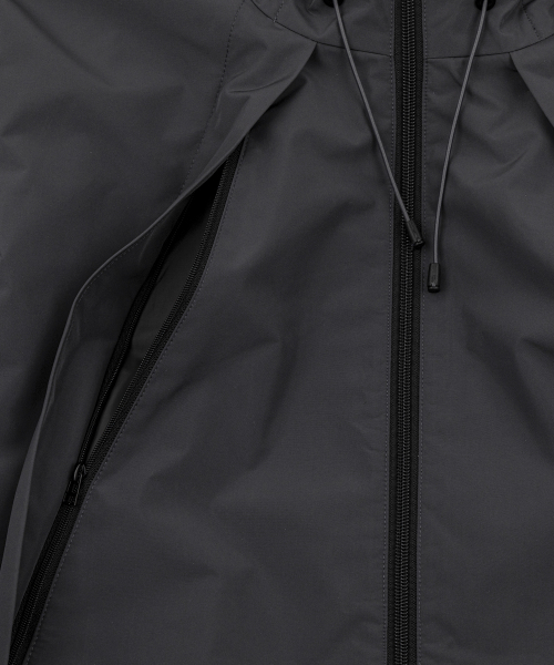 LETTERCOMO(レテルコモ)の「テックシェルフードジャケットチャコール(ナイロンジャケット・レディース・ダークグレー・MEDIUM/LARGE)」の3枚目の写真