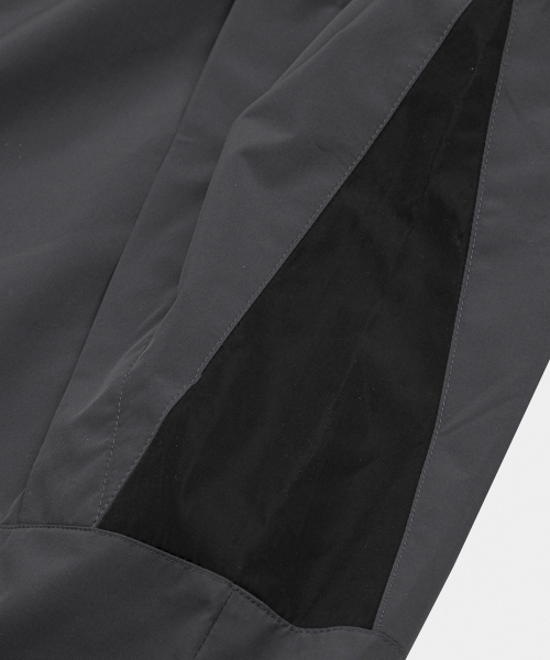 LETTERCOMO(レテルコモ)の「テックシェルフードジャケットチャコール(ナイロンジャケット・レディース・ダークグレー・MEDIUM/LARGE)」の4枚目の写真