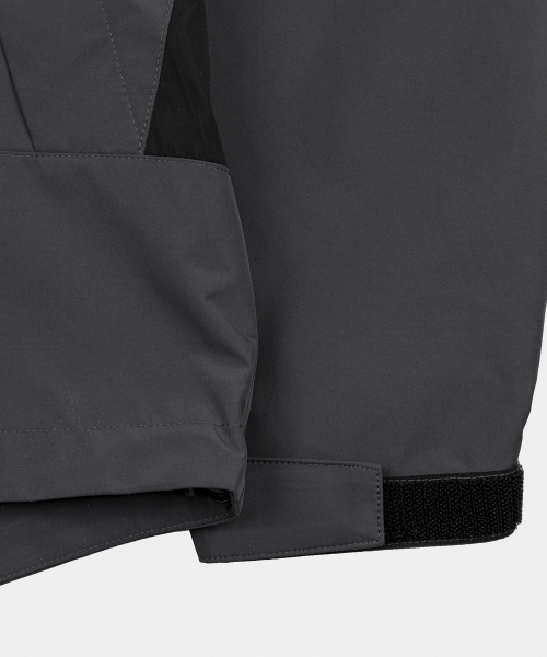 LETTERCOMO(レテルコモ)の「テックシェルフードジャケットチャコール(ナイロンジャケット・レディース・ダークグレー・MEDIUM/LARGE)」の5枚目の写真
