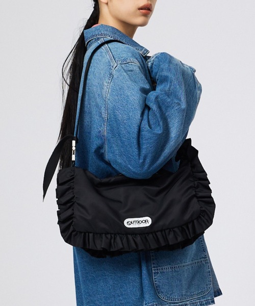 Rouge vif la cle(ルージュヴィフラクレ)の「【OUTDOOR PRODUCTS / アウトドアプロダクツ】ナイロンフリルショルダー/OUTDOOR Nylon Frill Shoulder/バッグ/フリル(トートバッグ・レディース・ブラック/ホワイト・フリー)」の1枚目の写真