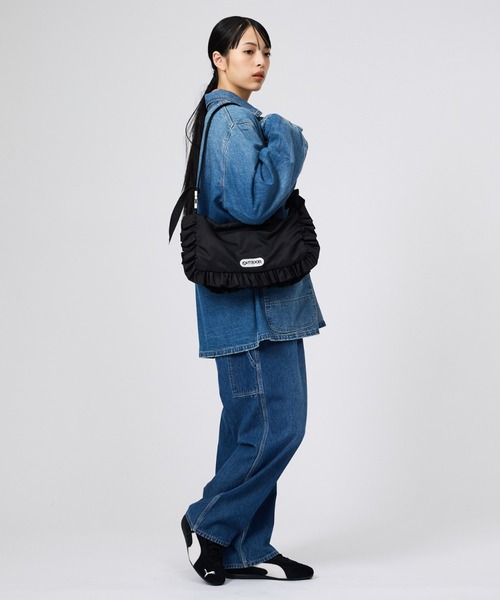 Rouge vif la cle(ルージュヴィフラクレ)の「【OUTDOOR PRODUCTS / アウトドアプロダクツ】ナイロンフリルショルダー/OUTDOOR Nylon Frill Shoulder/バッグ/フリル(トートバッグ・レディース・ブラック/ホワイト・フリー)」の3枚目の写真